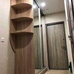 узкая прихожая на заказ с зеркалом